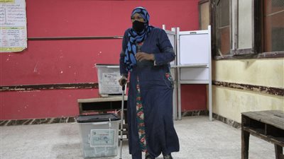 مشاركة السيدات وكبار السن.. مشاهد من جولة الإعادة في انتخابات النواب
