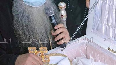 البابا تواضروس يعزي في أحد كهنة الرحمانية بدشنا