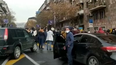 محتجون يطالبون باستقالة رئيس الوزراء بأرمينيا