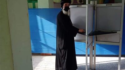 أسقف الشرقية يدلي بصوته في انتخابات المرحلة الثانية 