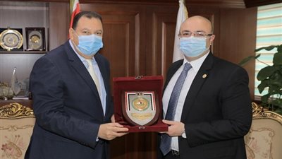 اهداه درع المحافظة.. محافظ بني سويف يكرم السكرتير العام لبلوغه سن المعاش