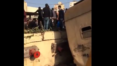 بالفيديو.. قطار يصطدم بالحاجز الأسمنتي في محطة المنصورة