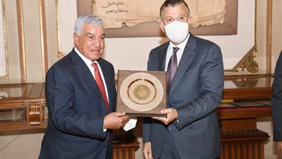 رئيس جامعة عين شمس يكرم 