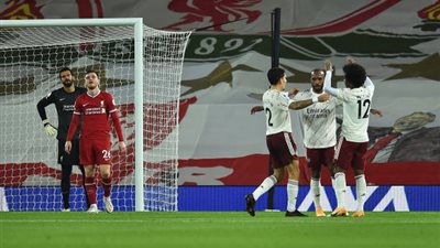 أرسنال ينافس برشلونة على ضم مدافع مانشستر سيتي