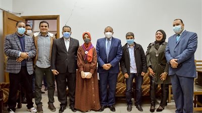 رئيس جامعة بني سويف يكرم الفائزين في مسابقة أحلى صوت بكلية الآداب