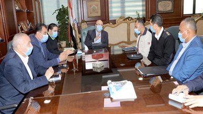 محافظ بني سويف يبحث نقل الباعة لسوق ترعة البوصة بعد تطويره وتأهيله