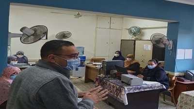 معاون محافظ بني سويف يتابع الالتزام بإجراءات كورونا بمديريتي التعليم والتضامن (صور)