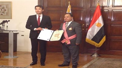 رئيس كوريا الجنوبية يمنح وزير المالية وسام 