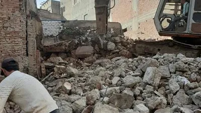 رئيس إدكو يزيل عقار آيل للسقوط.. وأهالي دمنهور يستنجدون بإخلاء منازلهم الخطرة (صور)