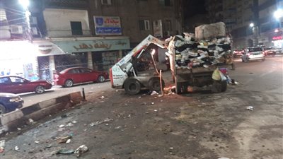 رئيس حي غرب المنصورة يقود حملة نظافة ليلية موسعة بالشوارع 