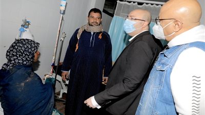 محافظ بني سويف يزور عمال الزراعة مصابي إنقلاب سيارة بالصحراوي الغربي (صور)