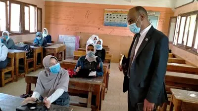 وكيل تعليم الفيوم يتابع الإمتحان التدريبي للصف الأول الثانوى في مادتي الكيمياء والتاريخ