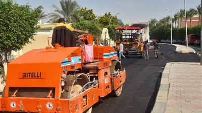 رئيس جهاز الشروق: تنفيذ الطبقة الأسفلتية للطرق ورفع كفاءة تنسيق الموقع العام 