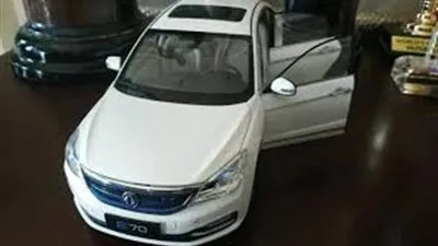 وزير قطاع الأعمال يكشف عن موعد إنتاج أول سيارة كهربائية مصرية (فيديو)