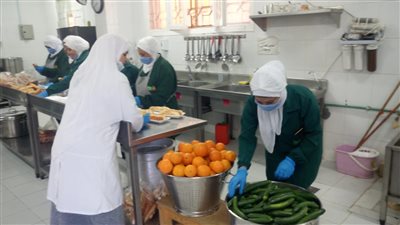 رئيس مدينة سفاجا تتابع أعمال بنك الطعام لإنتاج الوجبات الساخنة للطلاب