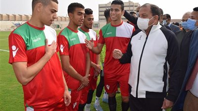 بالزي الرياضي.. رئيس جامعة بني سويف يطلق ضربة بداية بين التجارة والتربية الرياضية (صور)