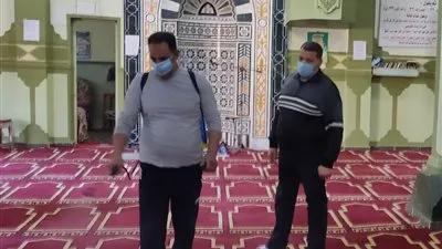 حملات مكثفة لتطهير وتعقيم المساجد قبل وبعد أداء الصلاة بالبحيرة (صور)