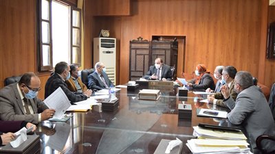 رئيس جامعة بنى سويف: مركز اللغات والترجمة نظم 93 اختبار أكاديمي حضره 2927باحث