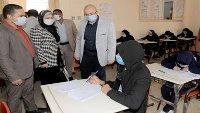 محافظ بني سويف يتابع امتحانات الفصل الدراسي الأول بمدرسة المتفوقين
