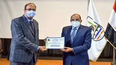 جامعة بني سويف تكرم عضو بالأمن الإداري لتفانيه في العمل