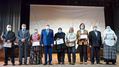 رئيس جامعة بني سويف يكرم المحالين للمعاش: نقدر عطاءهم وكفاحهم معنا