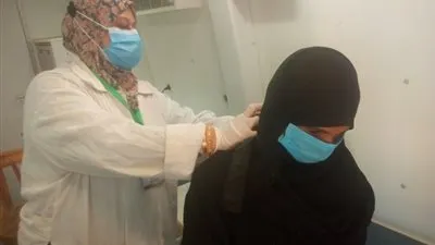 كشف وعلاج بالمجان.. قافلة طبية تفحص 1227 حالة مرضية ببني سويف (صور)