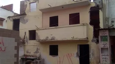 قبل وقوع كارثة.. إزالة عقار آيل للسقوط في 