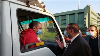 محافظ البحيرة يتابع تطبيق الإجراءات ويناشد المواطنين بإرتداء الكمامات (صور)