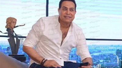 حكيم يتألق بإطلالة شبابية في أحدث ظهور له