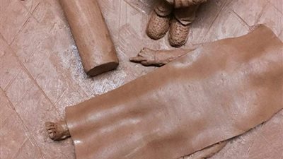 طالب يجسد لحظات الرعب في مستشفى الحسينية بتماثيل فنية (صور)