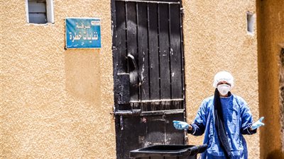 إحداهما تتعلق بمستشفيات العزل.. شائعتان نفتهما الحكومة