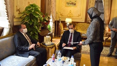 رئيس جامعة بني سويف يهدى مجلس النواب 650 نسخة من الدليل الإرشادي للبرلمان