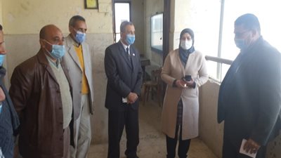 محافظ بني سويف يوجه بحل مشكلة تسريب مياه بفناء مدرسة باها الثانوية (صور)