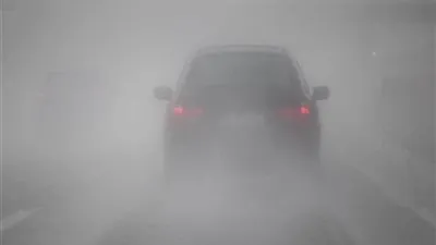 بعد إغلاق 10 طرق.. دليل القيادة الآمنة خلال الشبورة