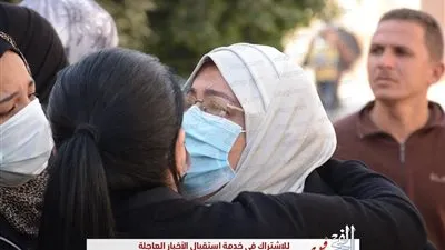 بكاء عائلة الفنان الراحل هادي الجيار أثناء دفنه (صور)