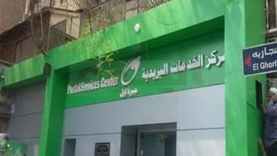  رئيس هيئة البريد  يكرم موظف على أمانته وتفانيه في العمل