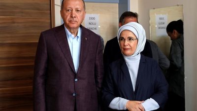 على خطى زوجها.. قرينة أردوغان تطالب بسجن صحفي تحدث عن حقائبها