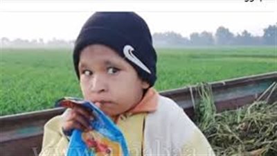 تفاصيل حياة شاب عمره 21 عامًا ويعيش على الرضاعة والألبان