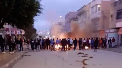 اتساع رقعة الاحتجاجات الليلية بعدة مدن تونسية بينها العاصمة