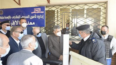 الفريق أسامة ربيع يتفقد معدية الأفراد بالقنطرة غرب وشركة قناة السويس للاستزراع السمك