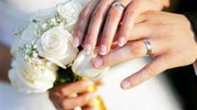 سيدة موقعة على عقد 