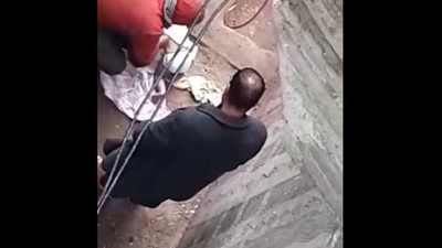 استشاري نفسي عن قيام أب بتجريد ابنته من الملابس: