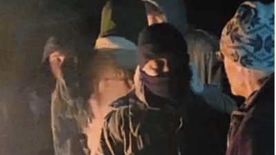 مستوطنون يطردون عائلة فلسطينية من منزلها بالقوة جنوب الخليل 