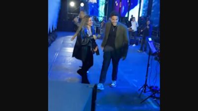 عمرو دياب بصحبة أبنائه كنزي وعبد الله على خشبة المسرح بدبي