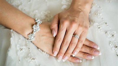 نصائح للعروس بشأن الحفاظ على طلاء الأظافر يوم الزفاف