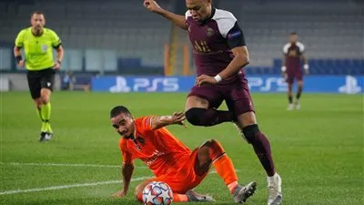 مبابي يلمح لاستمراره مع نجم باريس سان جيرمان