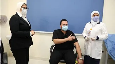 وزيرة الصحة تشهد تلقي أولى جرعات لقاح فيروس كورونا للأطقم الطبية بالإسماعيلية