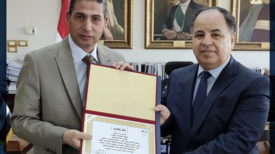 وزير المالية يكرم موظف مصلحة الضرائب بعد رفضه رشوة مالية