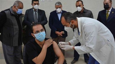 بدء التطعيم بلقاح كورونا للأطقم الطبية داخل مستشفى عزل ملوى (صور)