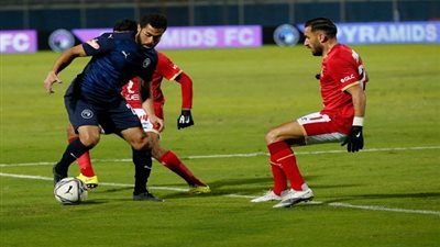 التعادل السلبي يفرض نفسه على الشوط الأول من مباراة الأهلي وبيراميدز
